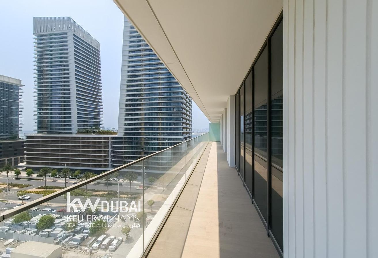 Spacious | Beachfront Living | Unfurnished | Vacant photo 17