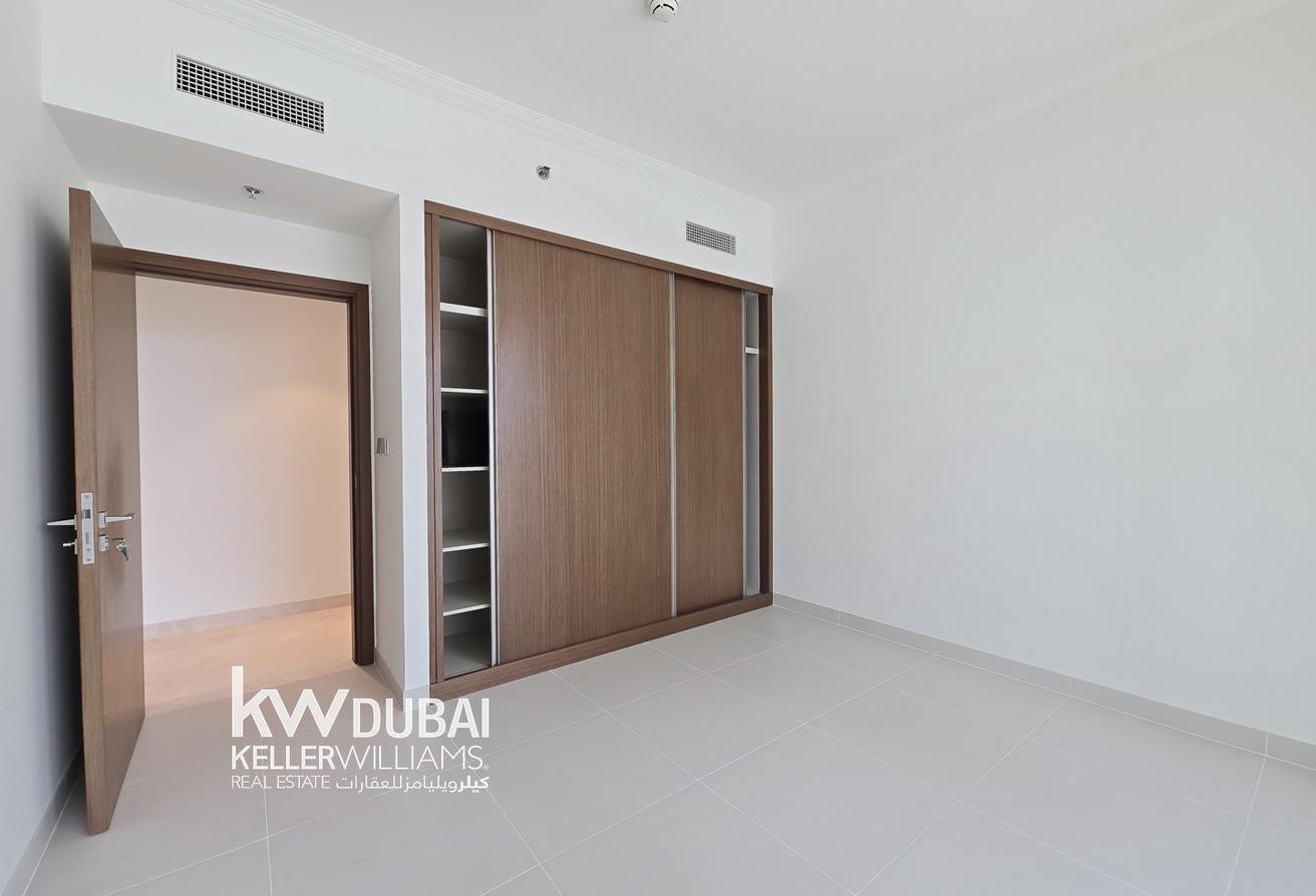 Spacious | Beachfront Living | Unfurnished | Vacant photo 9