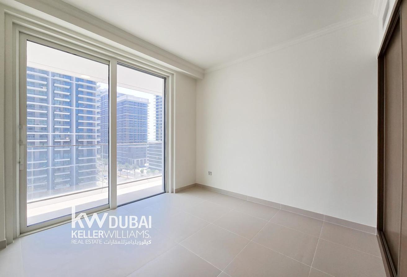 Spacious | Beachfront Living | Unfurnished | Vacant photo 5