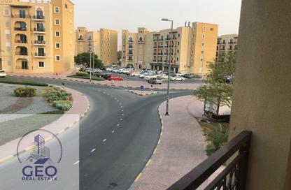 شقة - غرفة نوم - 2 حمامات للايجار في بي 15 - طراز فرنسي - المدينة العالمية - دبي