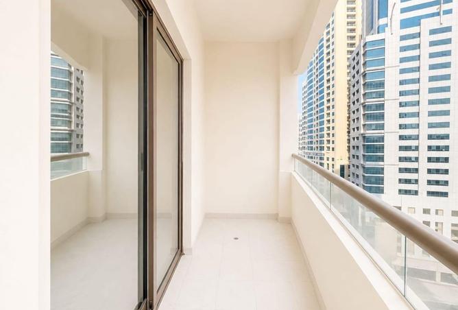 3 Bedroom Apt With Maid Room Hall With Door