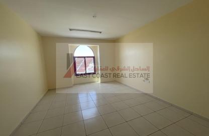 شقة - 2 غرف نوم - 2 حمامات للايجار في الفجيرة وسط المدينة - الفجيرة