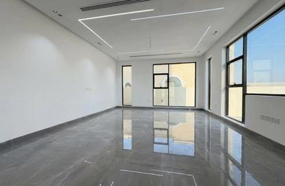 Villa - 5 - 5 for rent in Al Aweer 1 - Al Aweer - Dubai