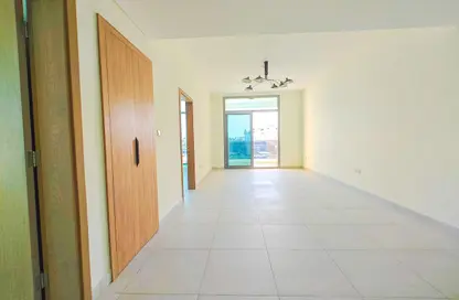 شقة - 2 غرف نوم - 2 حمامات للايجار في مبنى النصر المركزي - عود ميثاء - بر دبي - دبي