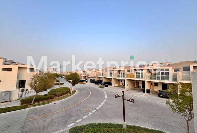 Spacious 3BR Townhouse | Private Garden | Albizia