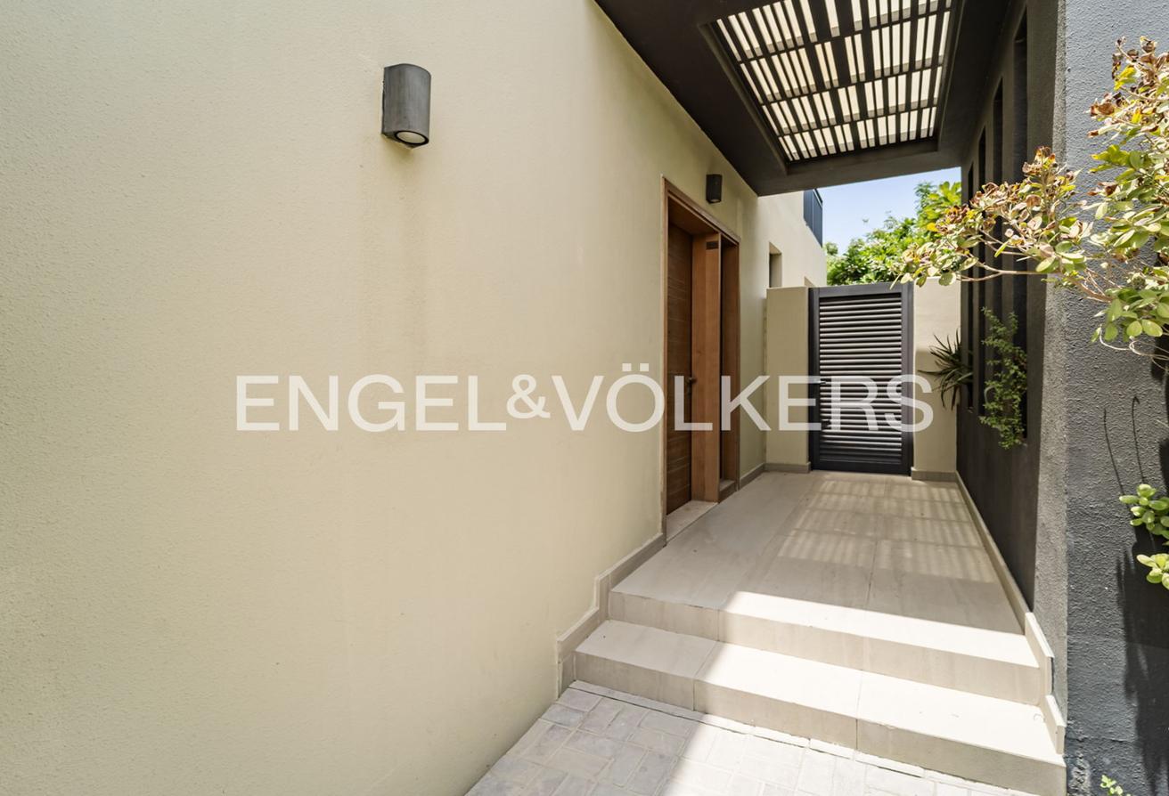 Private Garden | Vacant | Fully Furnished photo 4