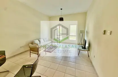 شقة - غرفة نوم - 2 حمامات للايجار في مبنى 129 - طراز حديث - ديسكفري جاردنز - دبي