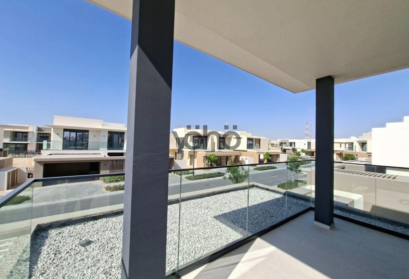 Modern 5BR Villa | Private Plot | Community Views photo 8
