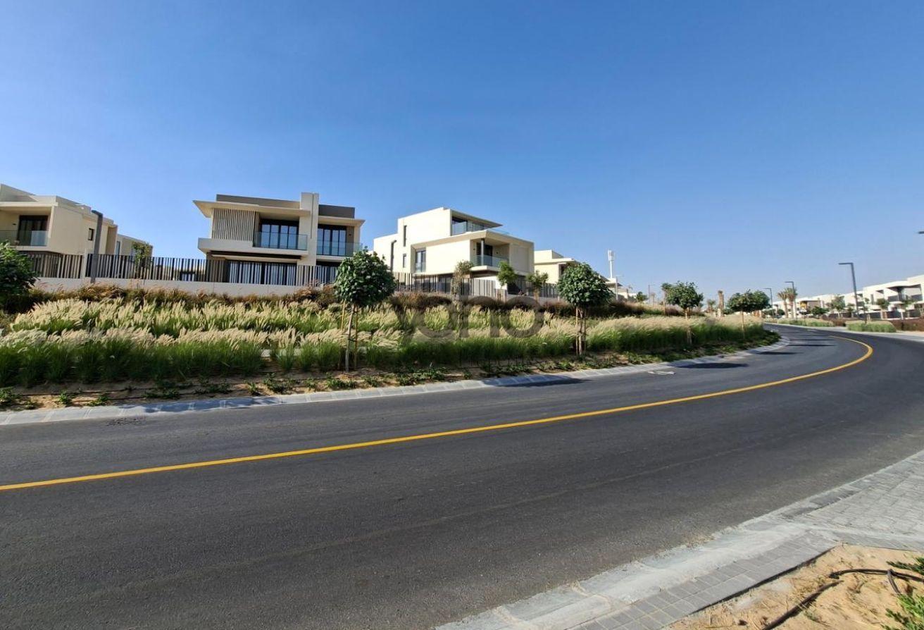 Modern 5BR Villa | Private Plot | Community Views photo 10