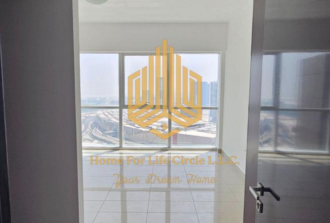 3-bed apartment in Al Durrah Tower · Marina view — photo 2