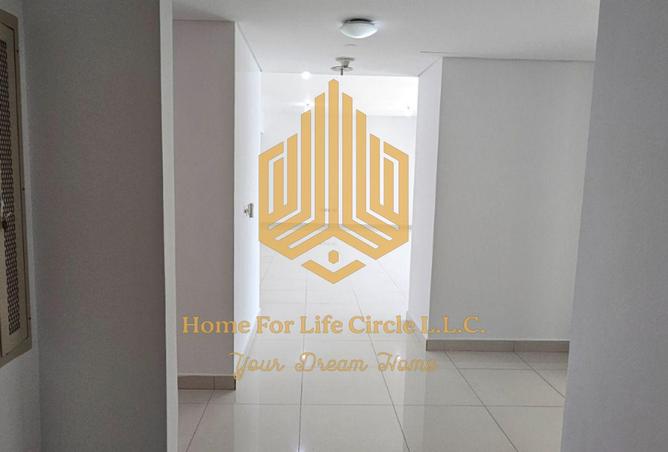 3-bed apartment in Al Durrah Tower · Marina view — photo 4