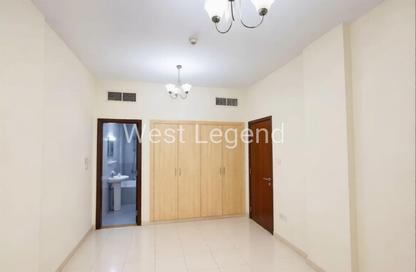 شقة - غرفة نوم - 2 حمامات للايجار في اي سي1 - اماراتي - طراز إماراتي - المدينة العالمية - دبي شقة - غرفة نوم - 2 حمامات للايجار في اي سي1 - اماراتي - طراز إماراتي - المدينة العالمية - دبي