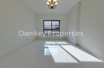 شقة - غرفة نوم - 2 حمامات للايجار في الطوب - منخول - بر دبي - دبي