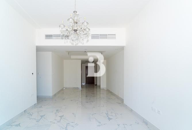 COMMUNITY VIEW | VACANT UNIT | PRIME LOCATION photo 2