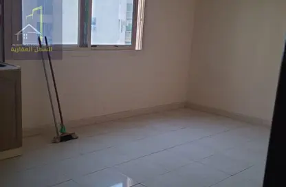 شقة - 1 حمام للايجار في بناء النباعة - النبعة - الشرق - الشارقة