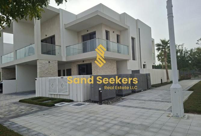 Spacious Corner Villa ! Dream Location To Live