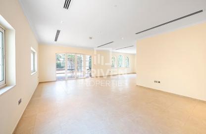 Villa - 3 Bedrooms - 5 Bathrooms for rent in District 6 - Jumeirah Park - Dubai