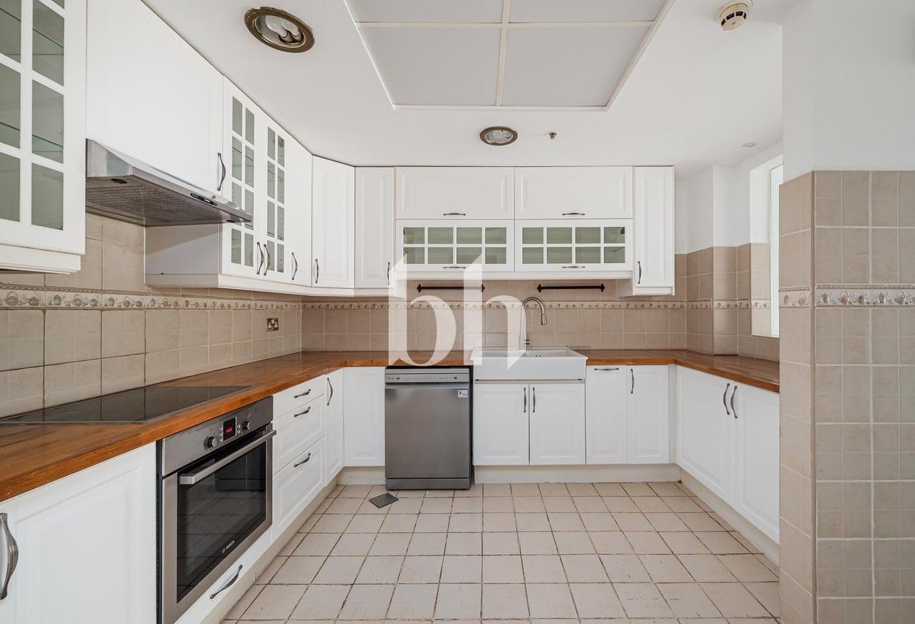 Vacant | Spacious 4BR+Maid | Emaar Community photo 4