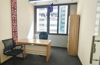 Business Centre - Studio - 4 Bathrooms for rent in Dar Al Salam Building - Corniche Road - Abu Dhabi