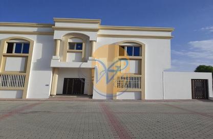 Villa - 3 Bedrooms - 5 Bathrooms for rent in Khuzam - Ras Al Khaimah