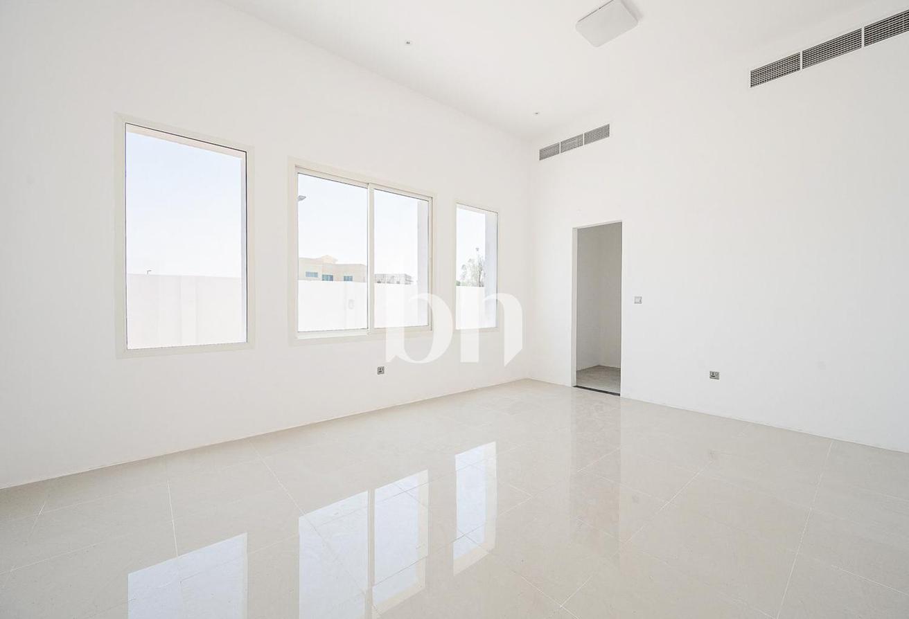 Massive Plot | Upgraded | Ready to move in photo 9
