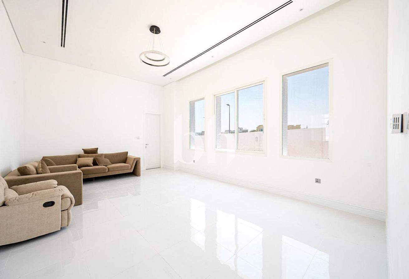Massive Plot | Upgraded | Ready to move in photo 12
