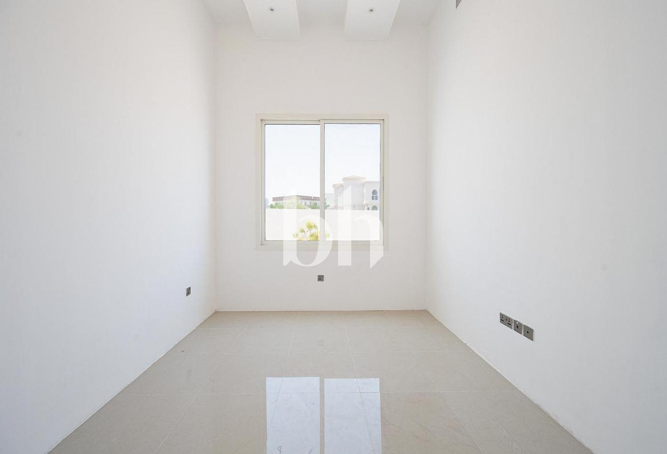 Massive Plot | Upgraded | Ready to move in photo 10