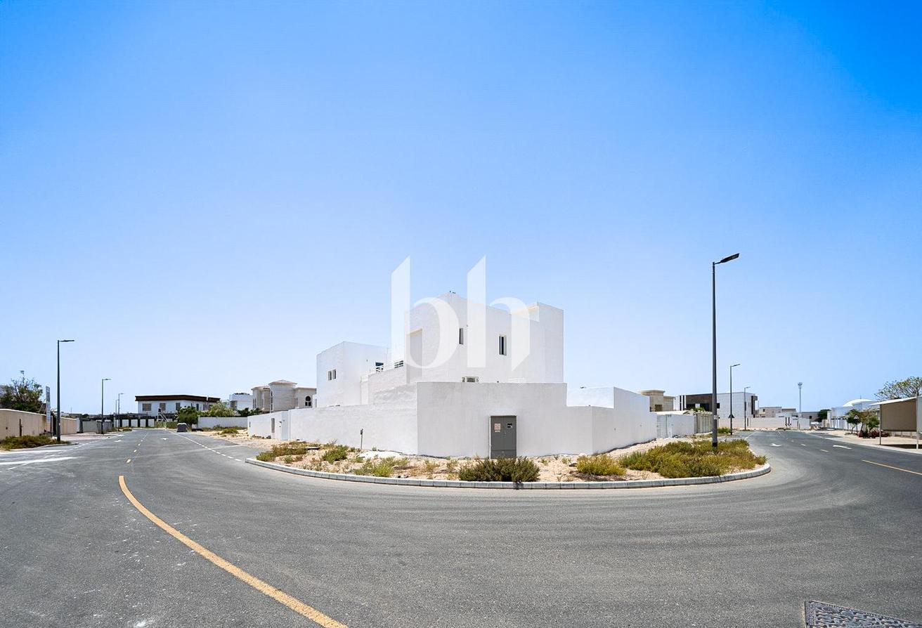 Massive Plot | Upgraded | Ready to move in photo 3