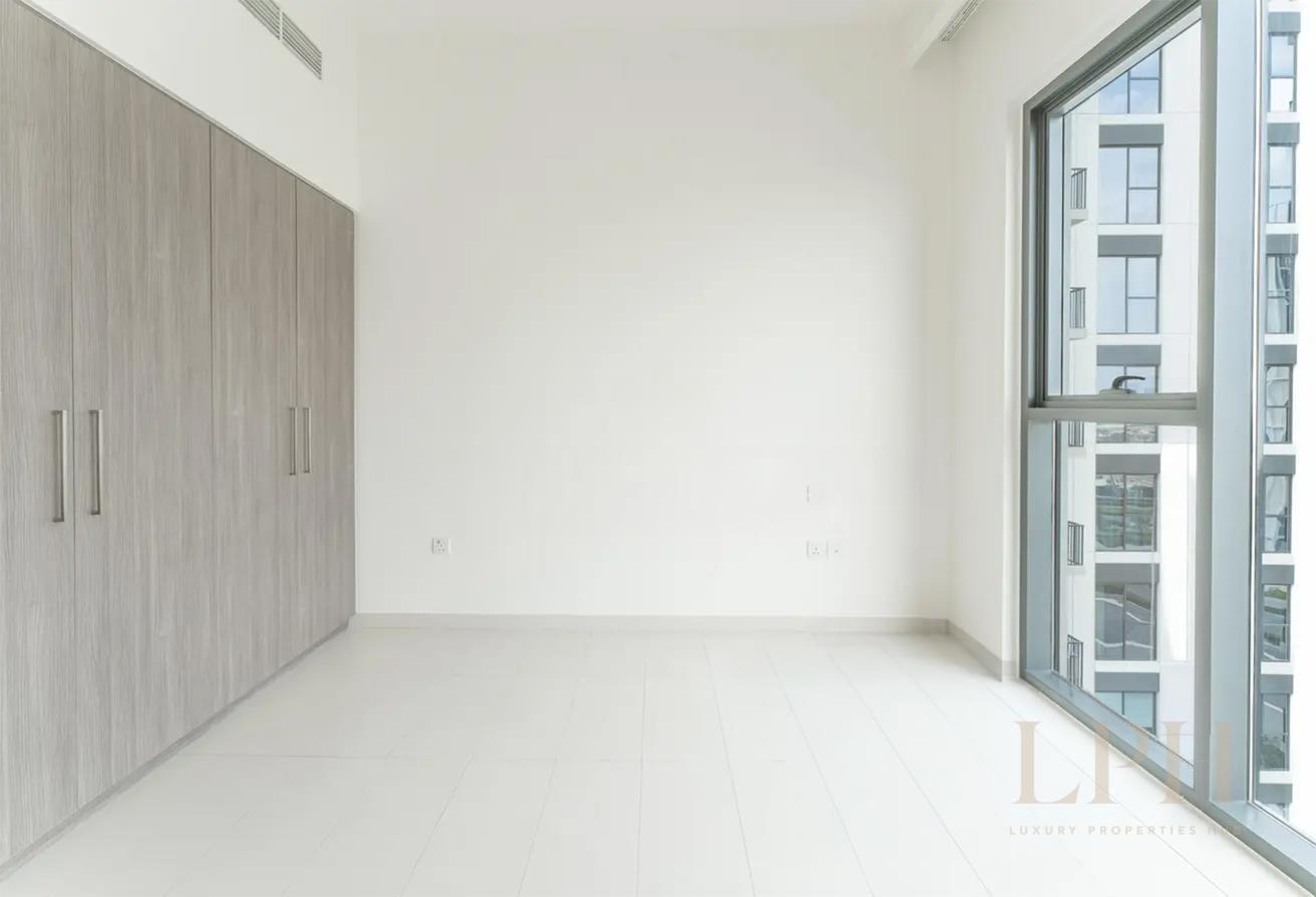 Skyline View | Vacant I High Floor photo 8