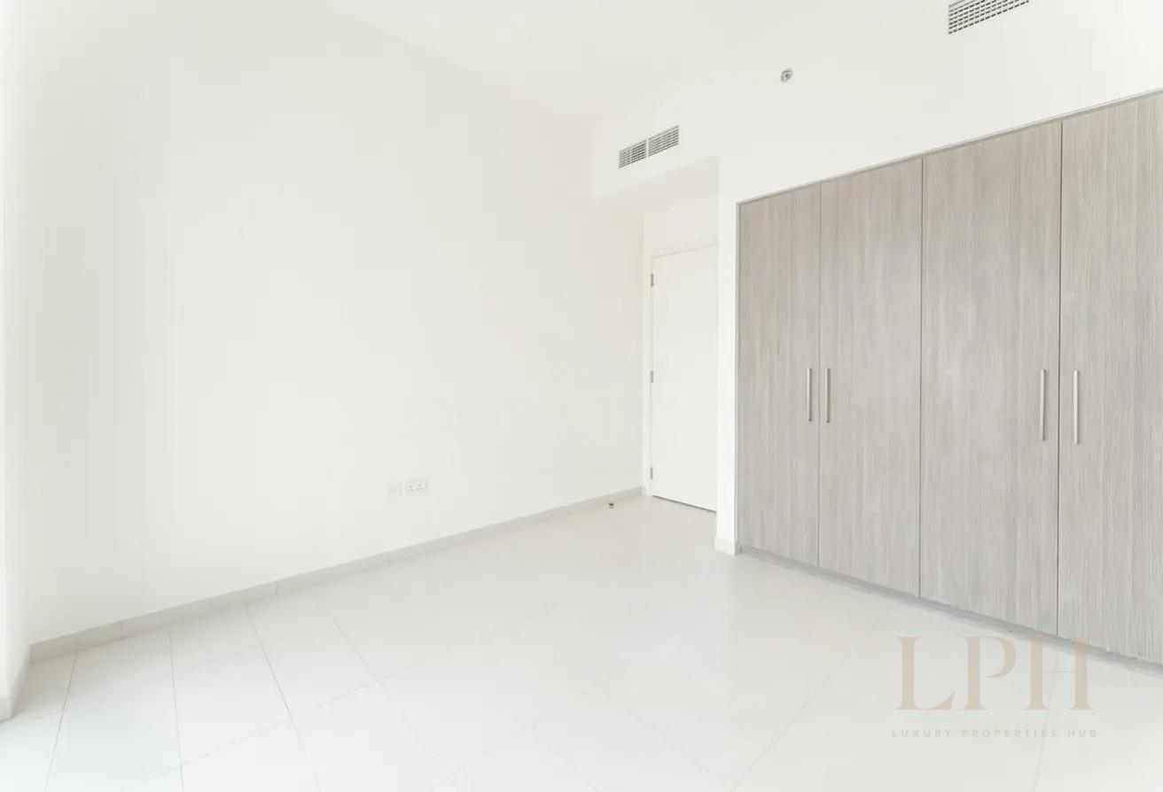 Skyline View | Vacant I High Floor photo 9