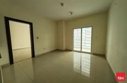 شقة - غرفة نوم - 2 حمامات للايجار في المساكن الحمراء - مدينة دبي الرياضية - دبي