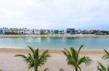 Villa - 5 Bedrooms - 6 Bathrooms for rent in Garden Homes Frond E - Garden Homes - Palm Jumeirah - Dubai