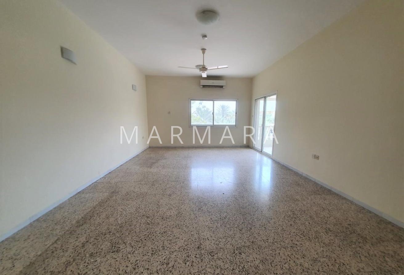 Well Maintained Villa | Private Garden | Vacant photo 2