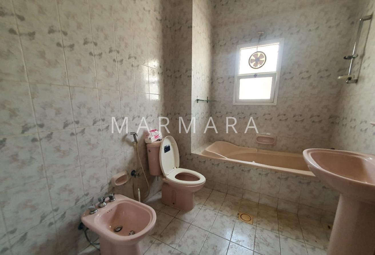 Well Maintained Villa | Private Garden | Vacant photo 8