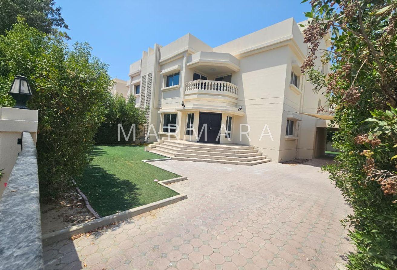 Well Maintained Villa | Private Garden | Vacant photo 19