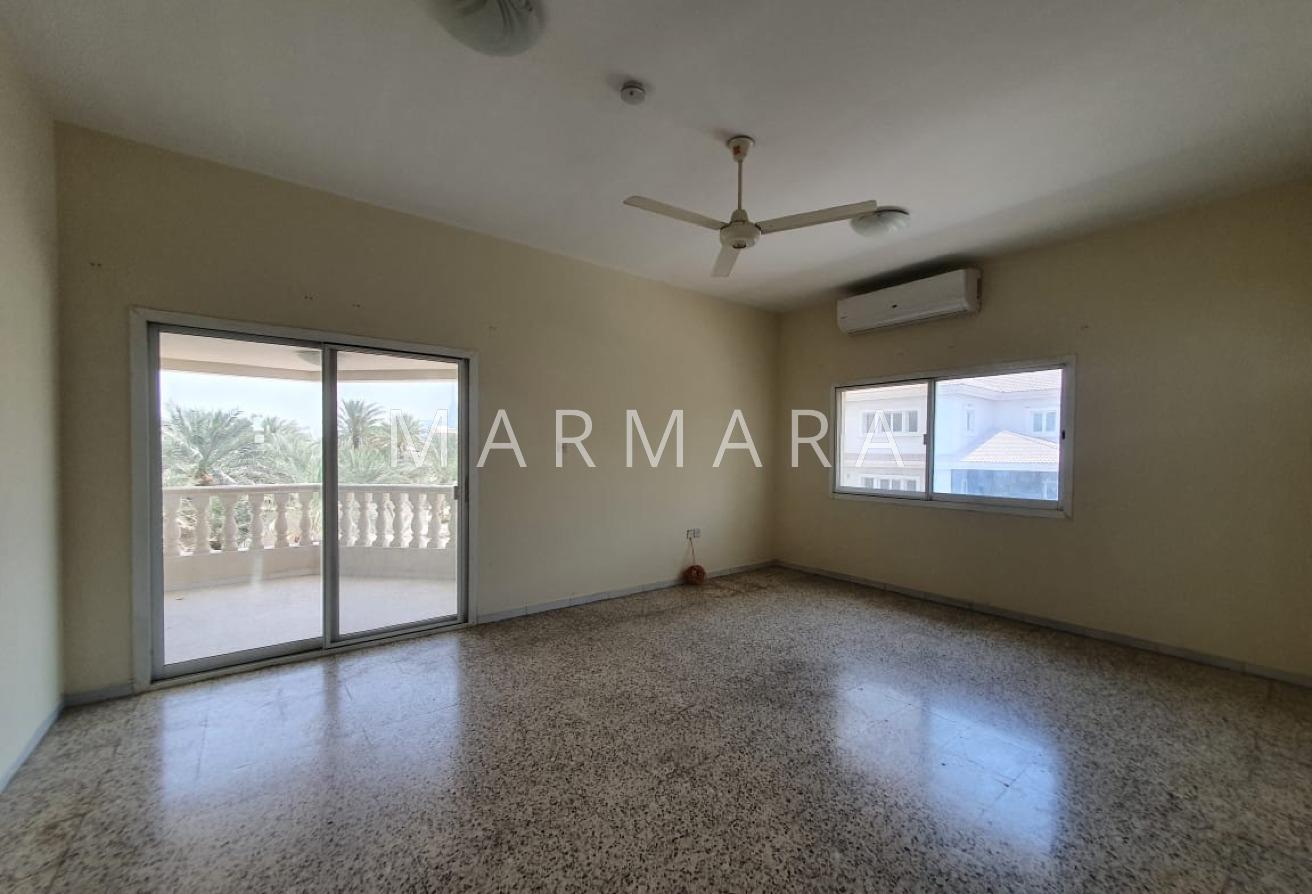 Well Maintained Villa | Private Garden | Vacant photo 5
