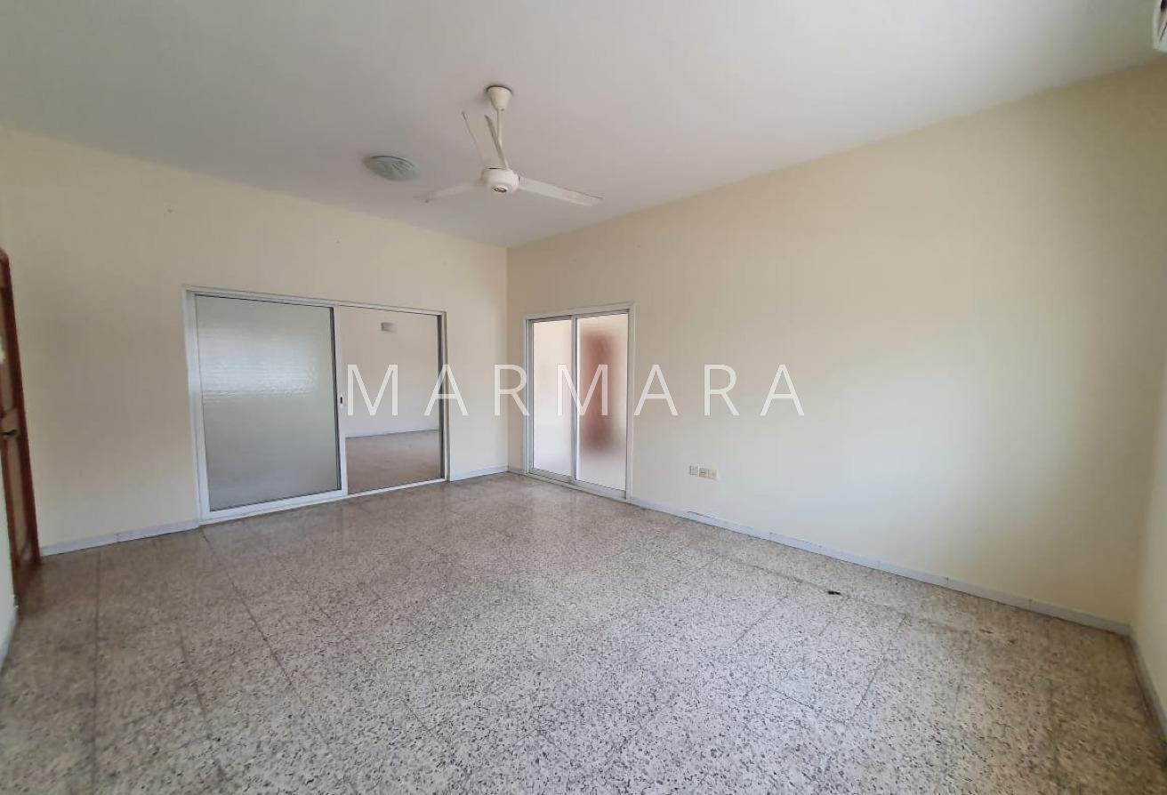 Well Maintained Villa | Private Garden | Vacant photo 18
