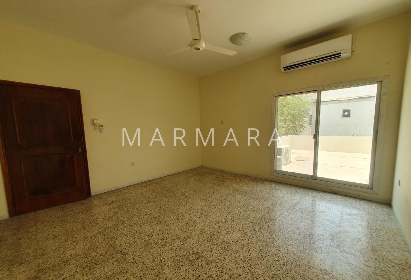 Well Maintained Villa | Private Garden | Vacant photo 12