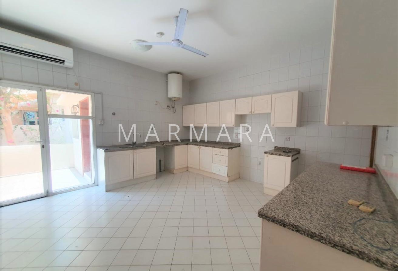 Well Maintained Villa | Private Garden | Vacant photo 15