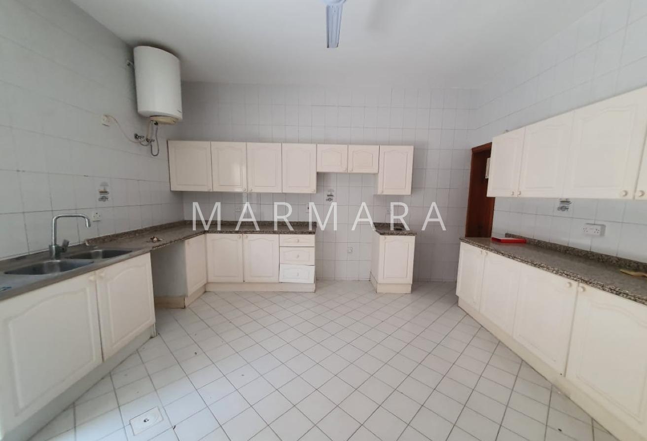 Well Maintained Villa | Private Garden | Vacant photo 3
