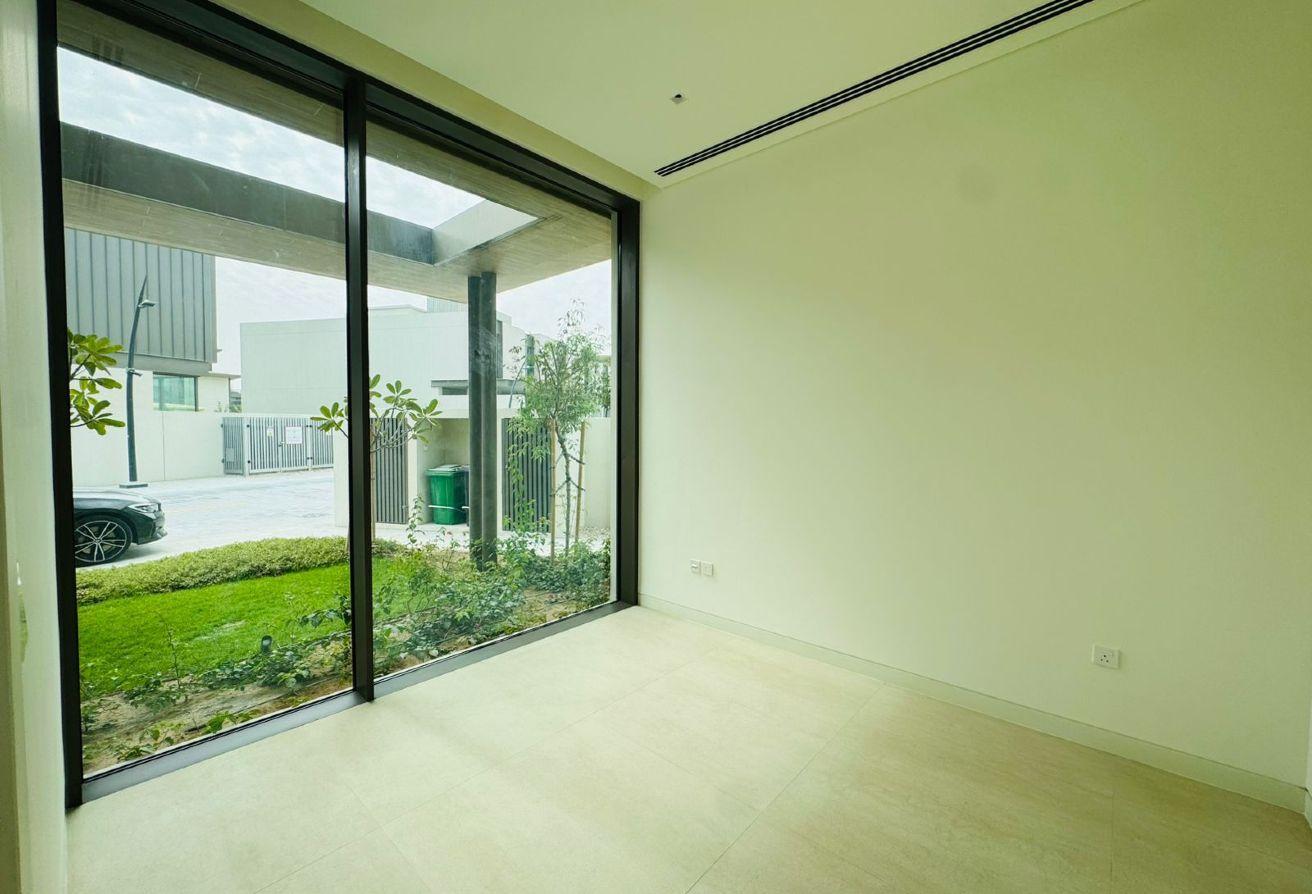 4BR Contemporary Villa | Large Plot | Elevator photo 12