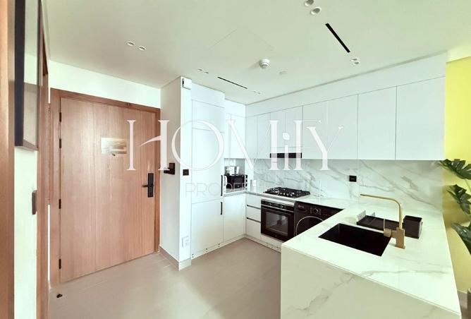 FULLY FURNISHED | HIGHER FLOOR | READY TO MOVE photo 3