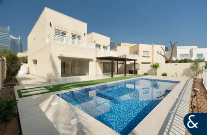 Villa - 4 Bedrooms - 5 Bathrooms for rent in Meadows 2 - Meadows - Dubai