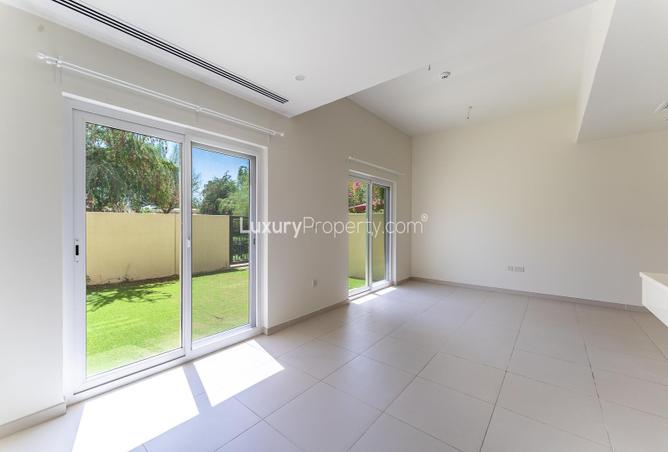 Unfurnished |  Spacious  | Modern Design — photo 2