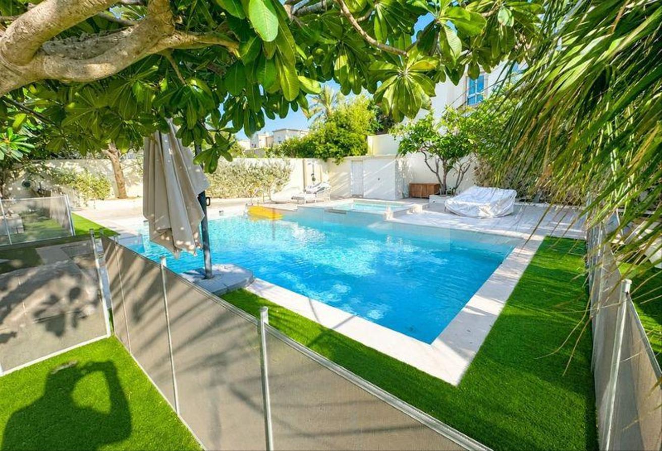 12,449 Sqft | Fully Upgraded | Private Pool photo 2
