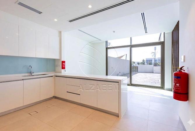 Prime Location | Move-in Ready | Next to Garden — photo 2