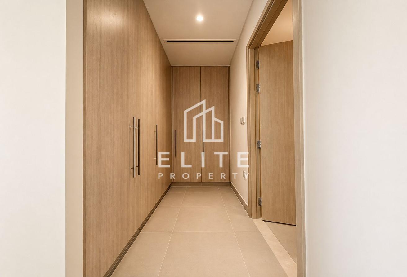 High Floor I Golf Course View I Spacious I 3 +Maid photo 3