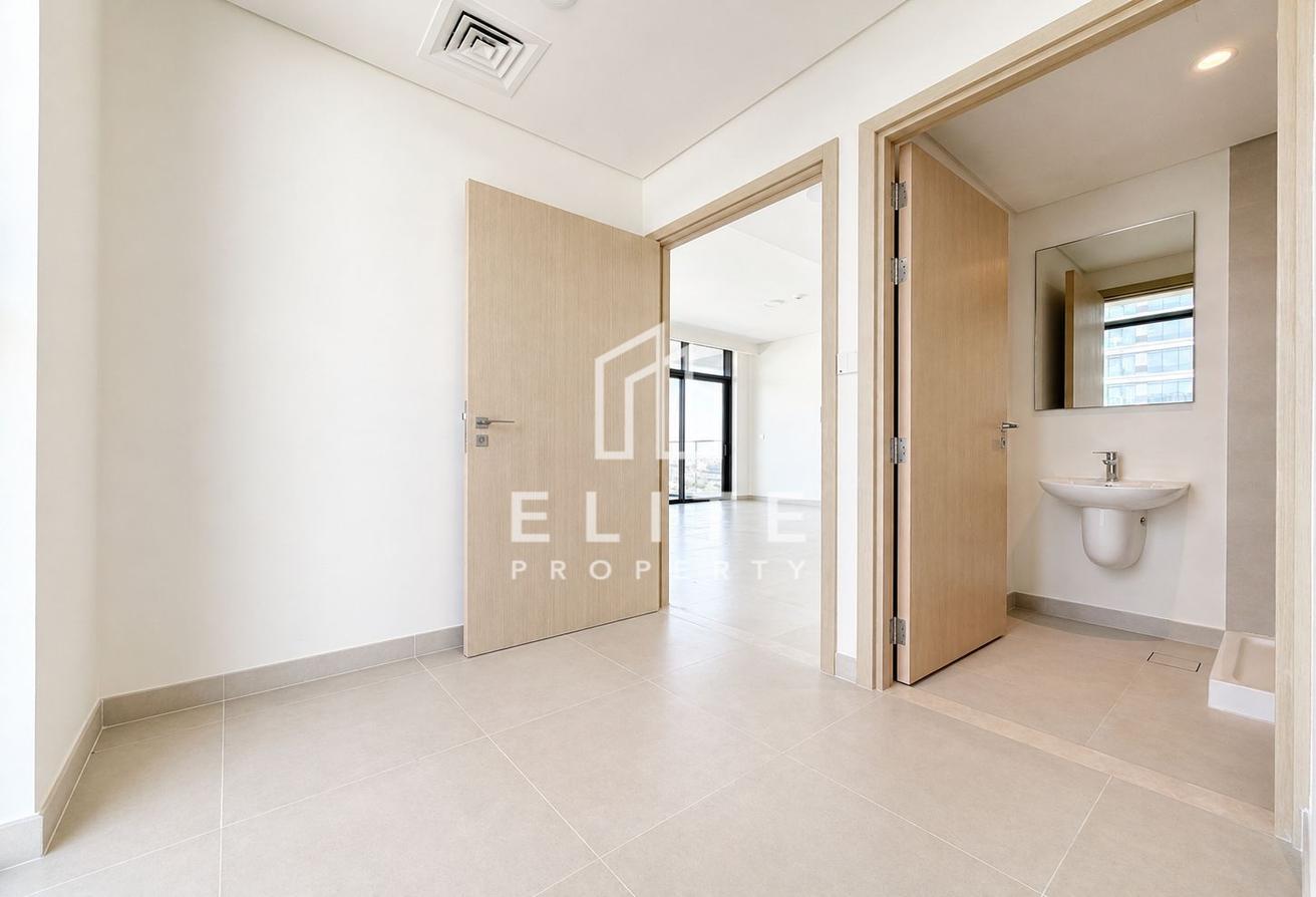 High Floor I Golf Course View I Spacious I 3 +Maid photo 8