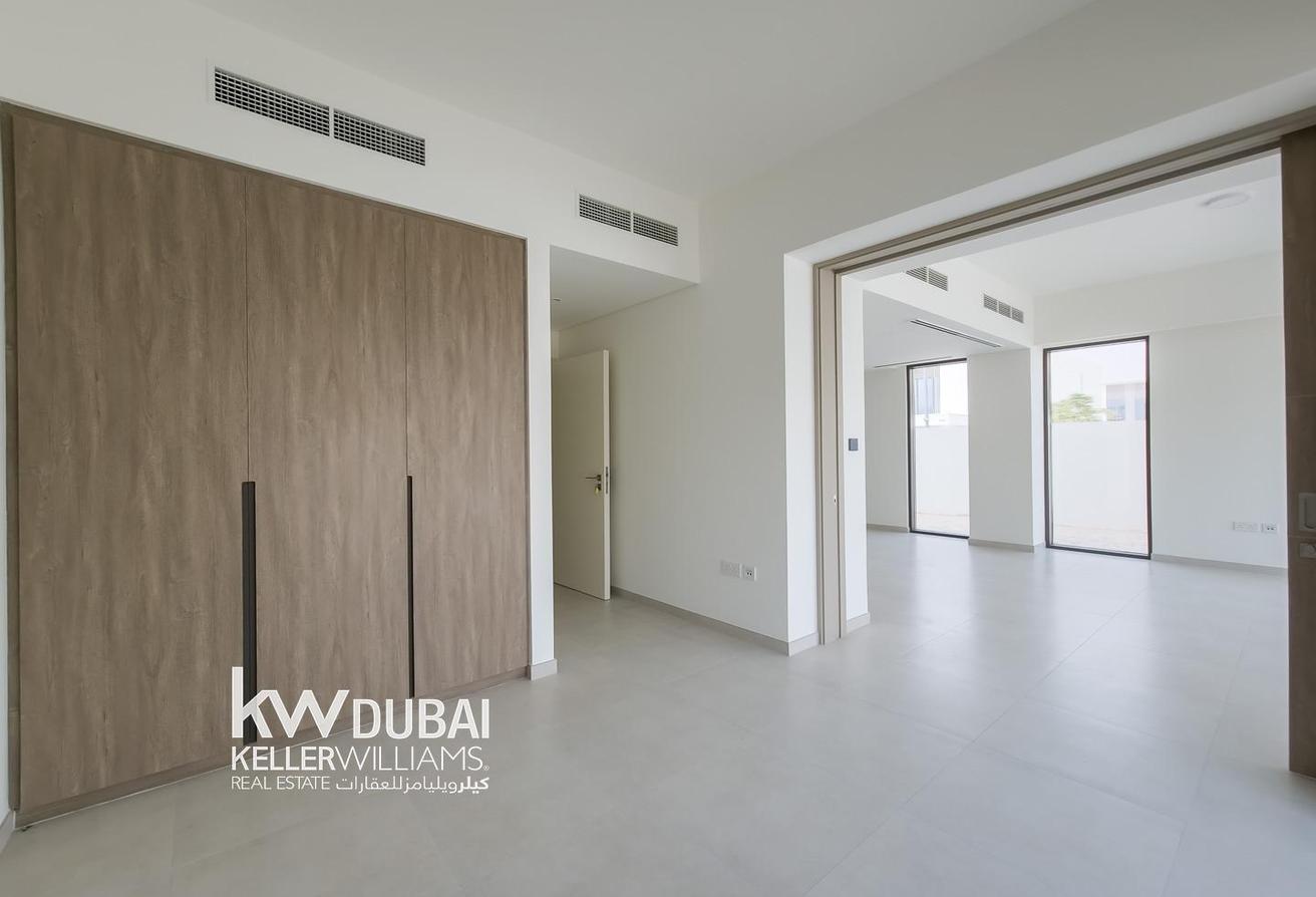 Corner Unit | Unfurnished | Brand New | Vacant photo 5