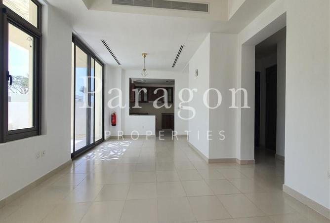 Prime Townhouse | Steps from Pool | Vacant Soon — photo 3